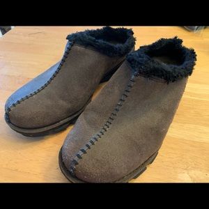 Women’s Columbia faux fur lined mules, size 8.5
